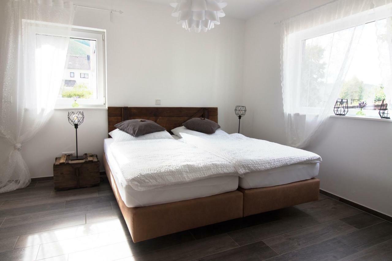 Zur Alten Rebe Ferienhaus Und Weingut Konz Esterno foto