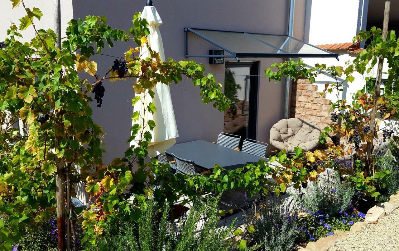 Zur Alten Rebe Ferienhaus Und Weingut Konz Esterno foto