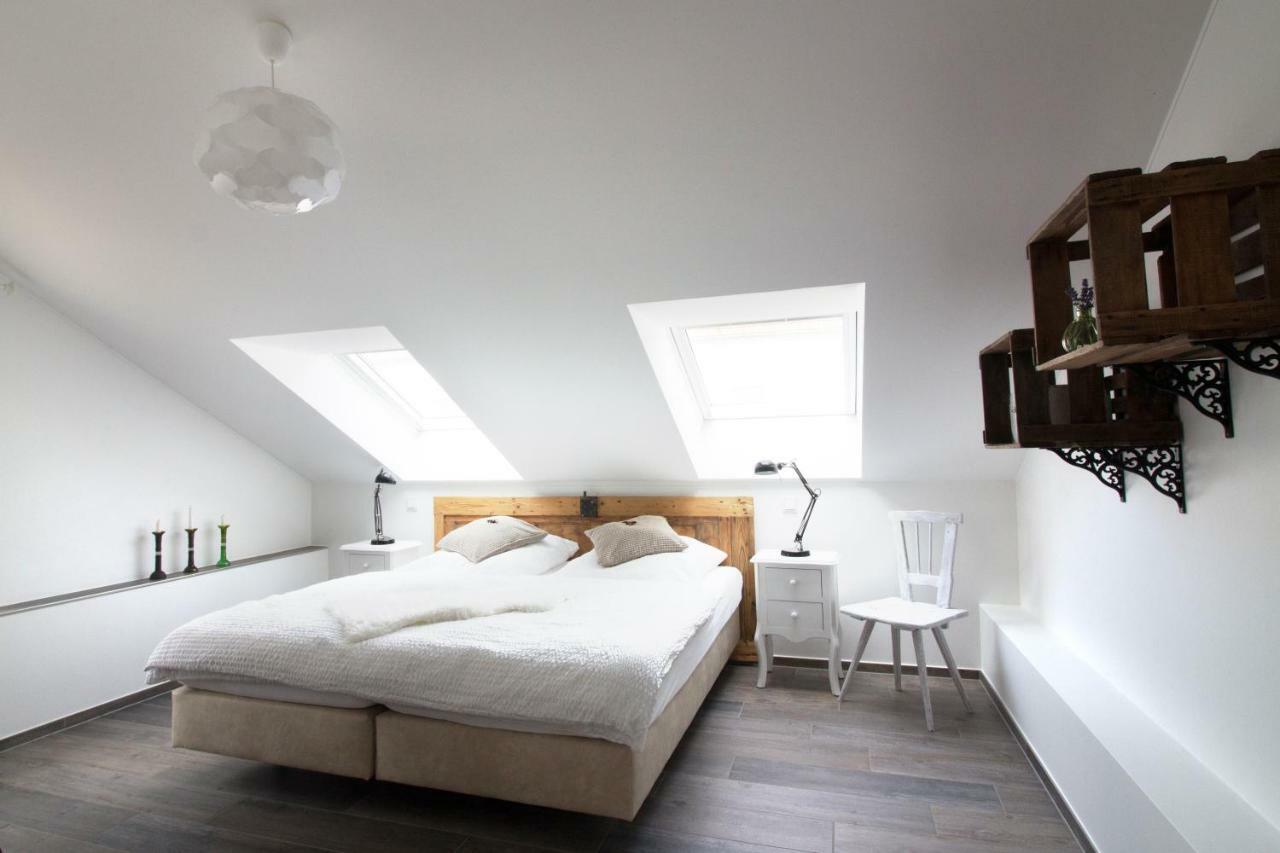 Zur Alten Rebe Ferienhaus Und Weingut Konz Esterno foto