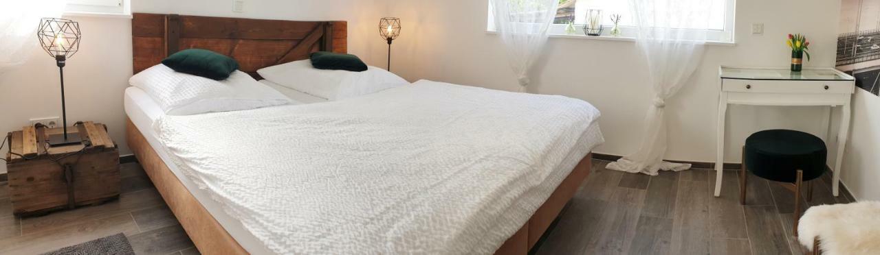 Zur Alten Rebe Ferienhaus Und Weingut Konz Esterno foto